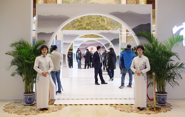 人杨澜与得力总裁娄总参观新品展区在得力的新品展区现场设置了三种步