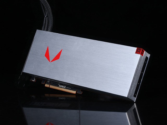 콢֮ Radeon RX Vega˫ײ 