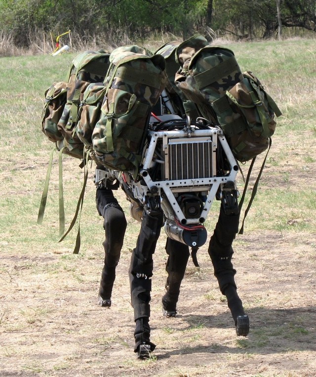 机器人“大狗”，可以背着150公斤的重物翻山越岭，主要为军队服务。