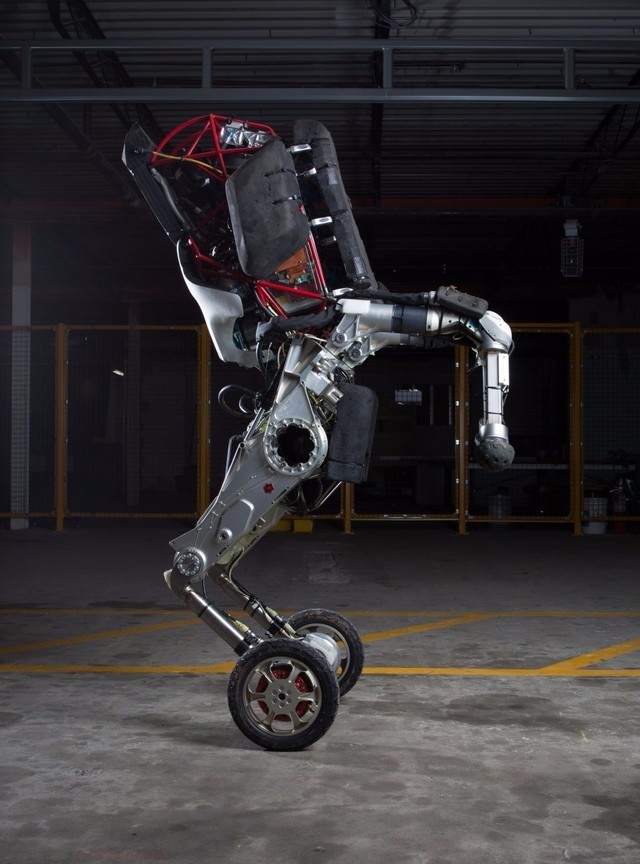 机器人“handle”，结合了轮子和两只“腿”，既可以快速移动，同时可以攀爬翻越障碍。