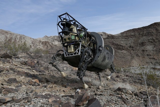 正在野外穿越的机器人"LS3"，据说是为了美国国防高级研究计划局和海军陆战队而设计。