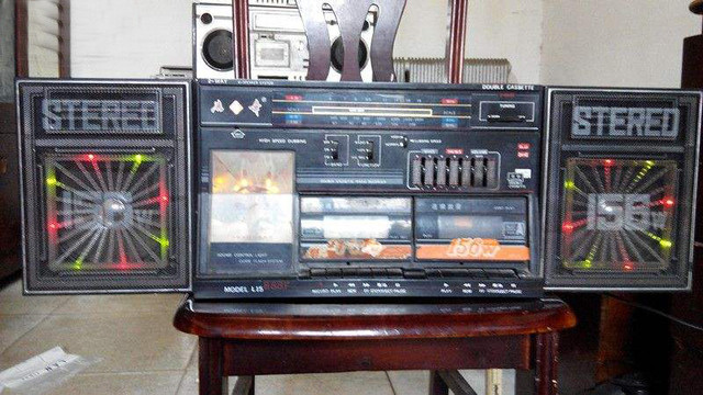 一起歌来一起舞……这个燕舞牌录音机的广告可以说是深入很多70,80后