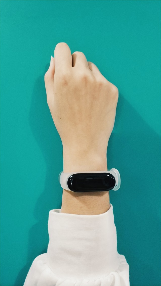 略显廉价米家官微晒小米手环3透明腕带