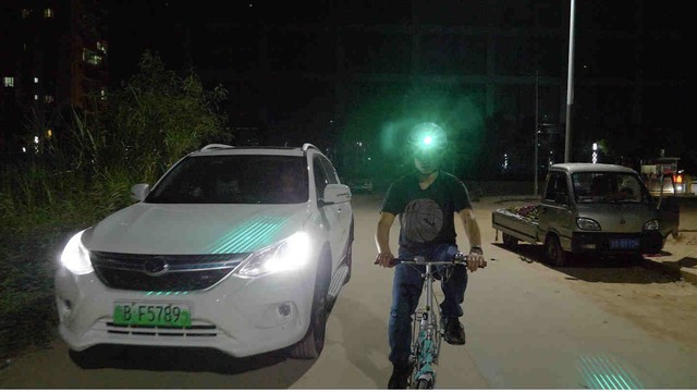 头盔加装极光投射 让骑车人夜间更安全