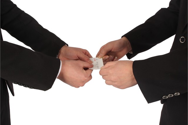 足见西方人对于中国礼仪中"待人接物"的重视,中国人见面习惯点头致意