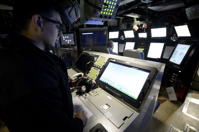 美海军首次在潜水艇作战系统中使用Xbox手柄 