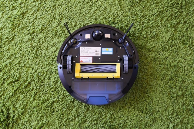 x785扫地机器人底部设计和目前市面大部分扫地机器人的结构相似,采用