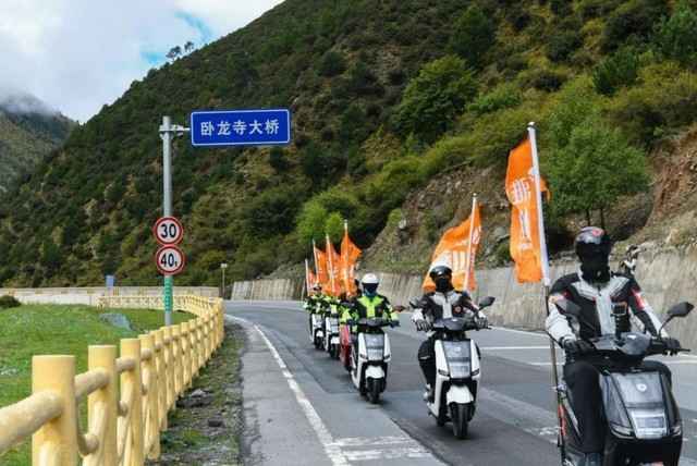 雅迪骑上5130米世界屋脊 挑战骑行极限