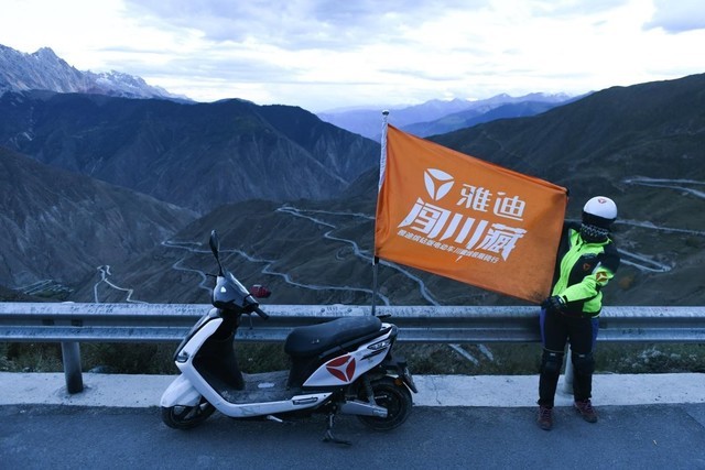 雅迪骑上5130米世界屋脊 挑战骑行极限