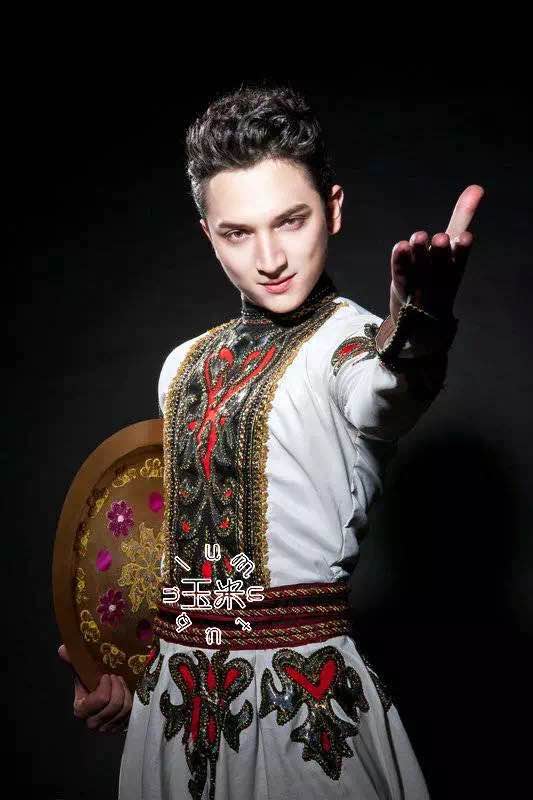 他就是来自新疆的维吾尔族青年舞蹈家兼歌手的玉米提!