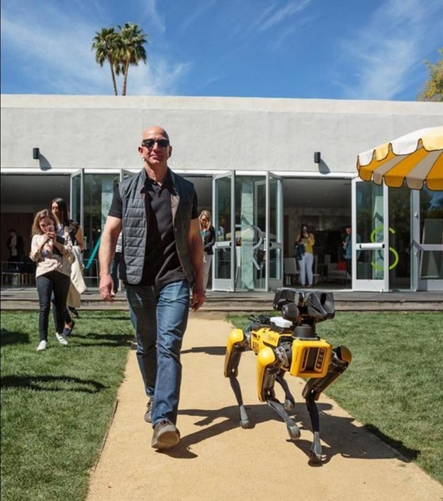 全球网友炸锅世界首富遛机器狗晒照片