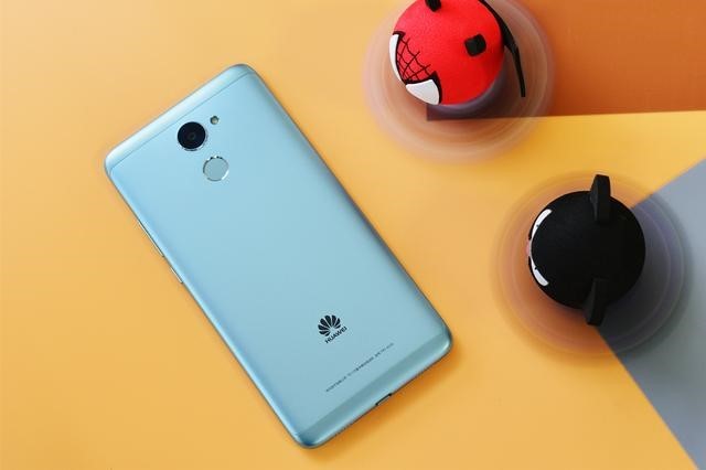 1499元起大屏华为畅享7plus品鉴中发布