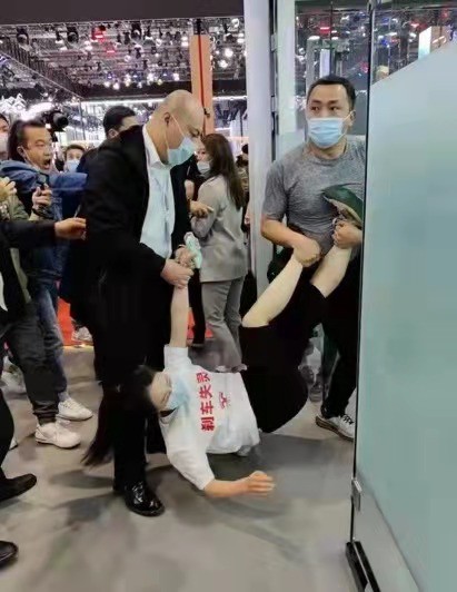 特斯拉展台变维权现场,车主大喊刹车失灵