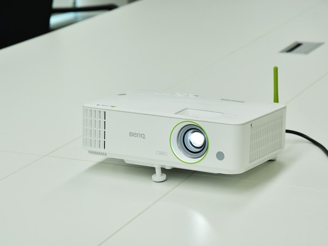 不惧强光 明基E582投影明亮会议室效果赏析