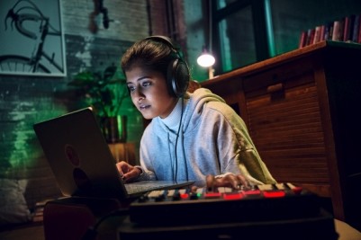 A person using a computer  Description automatically generated with low confidence
