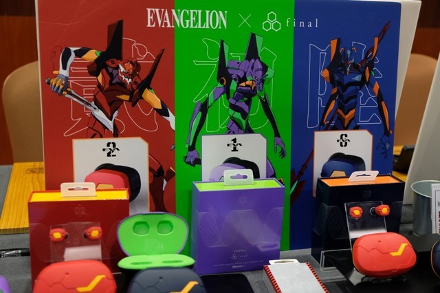 final展台eva联名款tws真无线耳机抢眼