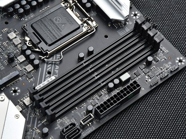 ǧԪԼ۱ uiCraft Z590 WiFiͼ