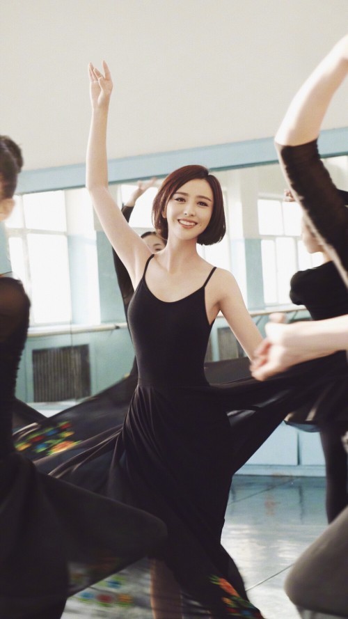 小刀电动车代言人佟丽娅和2020说再见