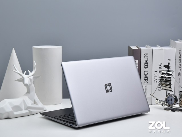 а EZbook X5 