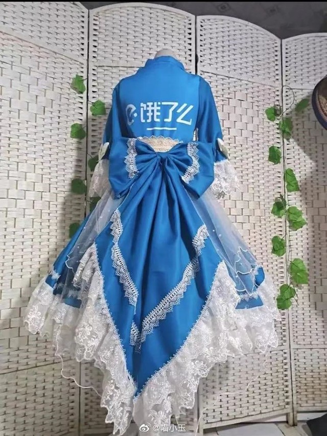 近日,b站一位女up主将美团,饿了么外卖服改造成lolita裙火了,蕾丝边