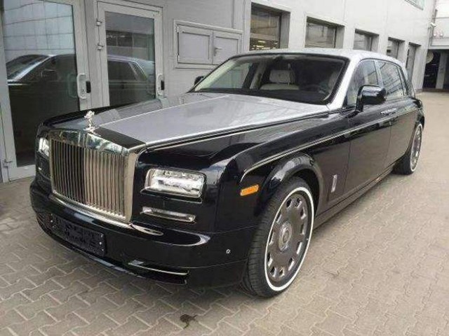 一个小动作600万的劳斯莱斯被撞报废