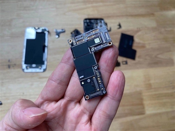 苹果iPhone 12 Pro Max拆解（图赏） 