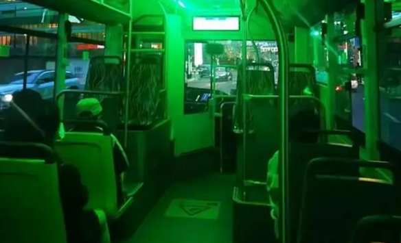 上海公交车深夜冒绿光：网友心理压力很大