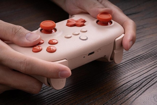 新品上市八位堂猎户座青春版蓝牙手柄发布