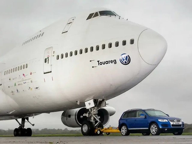 神车大众途锐一辆途锐拖动一架波音747客机