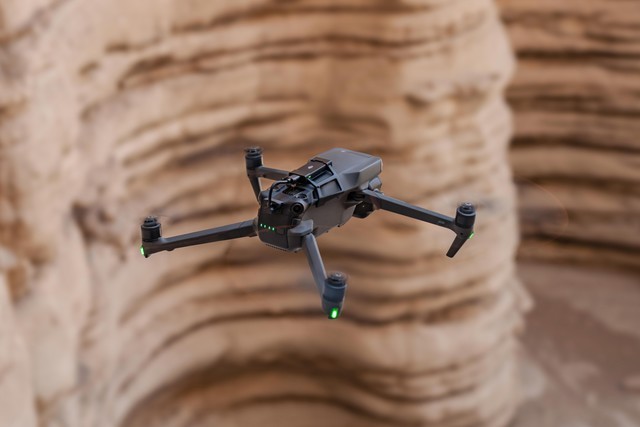 大疆发布首款三摄航拍无人机DJI Mavic 3 Pro,航拍正式进入多焦段时代
