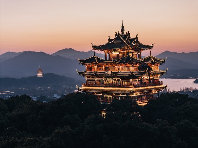 大疆发布首款三摄航拍无人机DJI Mavic 3 Pro,航拍正式进入多焦段时代