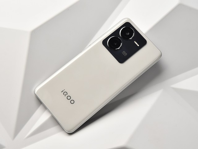 iQOO Z8全面评测 120W闪充性能小超人登场