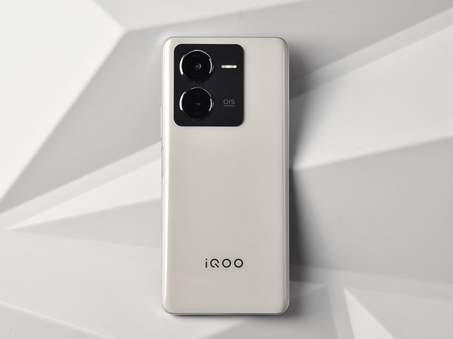 iQOO Z8全面评测 120W闪充性能小超人登场