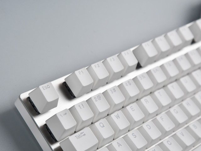 雷柏V700-DIY游戏机械键盘：手感超润