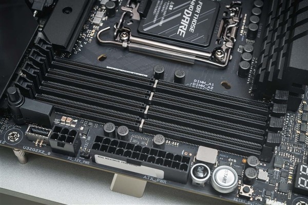 轻轻松松1024GB/s 这款内存新品让DDR5连尾灯都看不到 