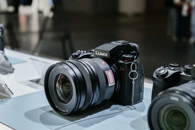 ɫֱ ЯLUMIX S5M2ɶֱ
