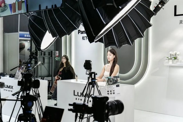 ɫֱ ЯLUMIX S5M2ɶֱ