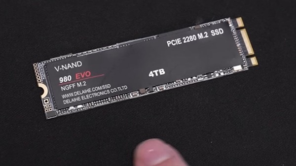 科技博主300元网购三星4TB SSD翻车：通电测速无语了