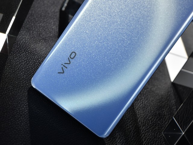 vivo Y100评测：超薄5000mAh长续航，512GB大内存流畅耐用