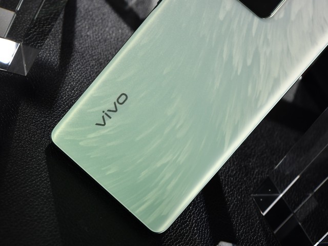 vivo Y100评测：超薄5000mAh长续航，512GB大内存流畅耐用