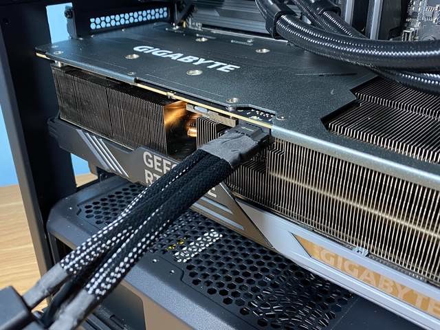 需要换的不止是电源还有它!技嘉RTX 4090 GAMING OC 24G显卡惊鸿一瞥
