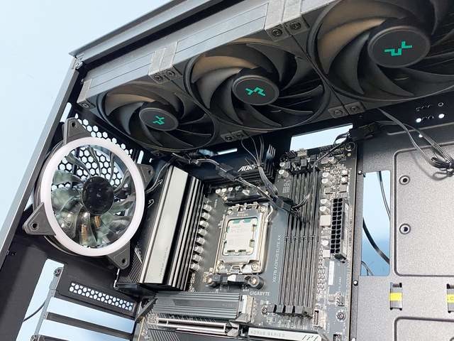 需要换的不止是电源还有它!技嘉RTX 4090 GAMING OC 24G显卡惊鸿一瞥