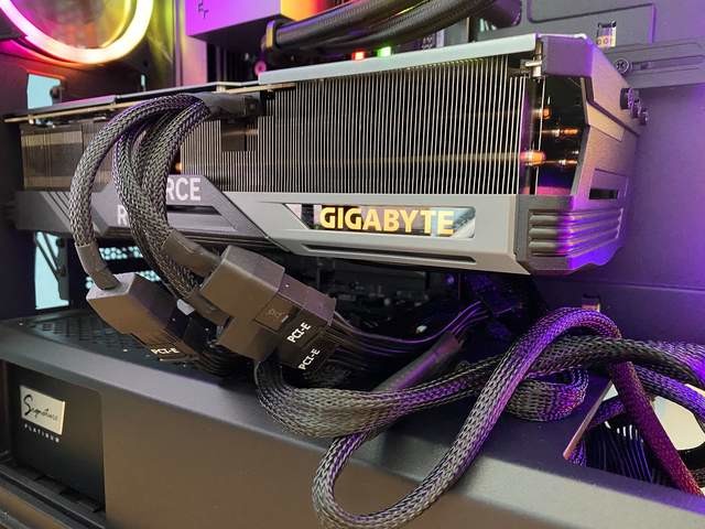 需要换的不止是电源还有它!技嘉RTX 4090 GAMING OC 24G显卡惊鸿一瞥