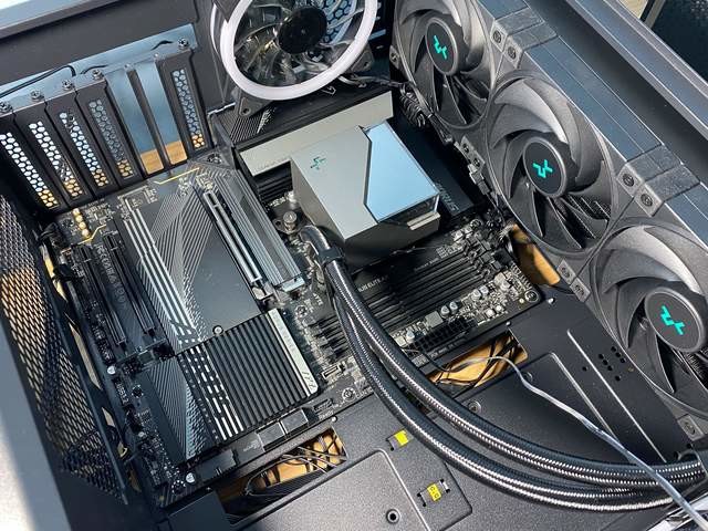 需要换的不止是电源还有它!技嘉RTX 4090 GAMING OC 24G显卡惊鸿一瞥