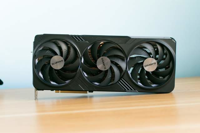 需要换的不止是电源还有它!技嘉RTX 4090 GAMING OC 24G显卡惊鸿一瞥