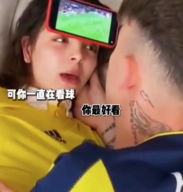 足球与女友兼顾 外国一男子将手机粘在女友额头 进球就狂吻女友