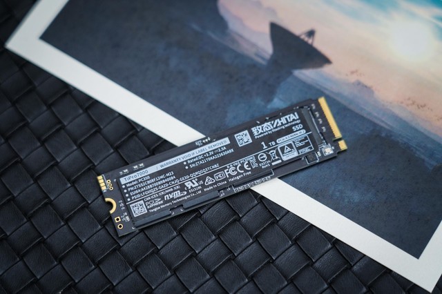 一分钟了解致态TiPro7000三体联名版固态硬盘