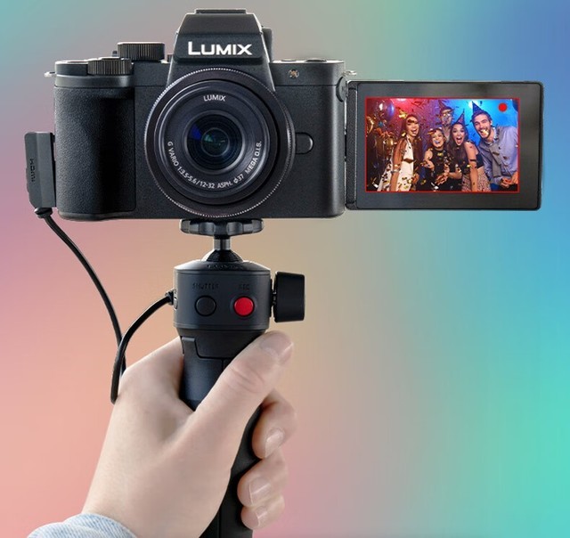 松下LUMIX G100D相机发售：单机身3298元，12-32mm套机3698元