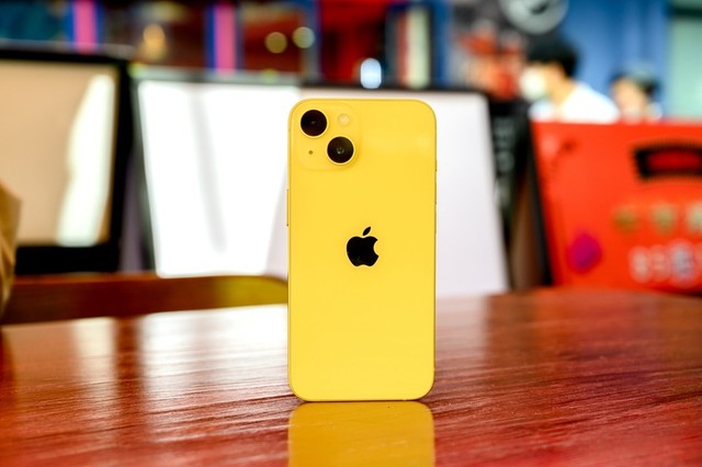 iPhone 14明黄色真机上手，这颜色看起来太活力啦
