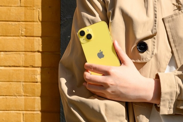 iPhone 14明黄色真机上手，这颜色看起来太活力啦